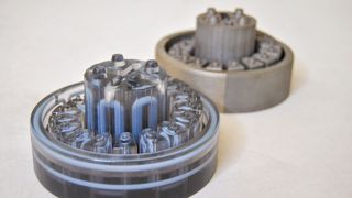 Speedpart kennt sich aus, wenn es um den 3D-Druck für den Werkzeug- und Formenbau geht – etwa für konturnahe Kühlsysteme in Spritzgießwerkzeugen. Rechts: Werkzeugeinsatz additiv gefertigt per DMLS. Links: Polyjet-Modell zur Visualisierung der innenliegenden Temperierkanäle. (Bild: Speedpart)