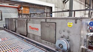 Thermo-Scientific-Sipro-Sondenbügel an einer Warmbreitbandstraße. Zu sehen ist der obere Bügelarm, in dem sich die beiden Röntgenquellen befinden. Das Detektor-Array befindet sich im unteren Bügelarm. (Bild: Thermo Fisher Scientific)