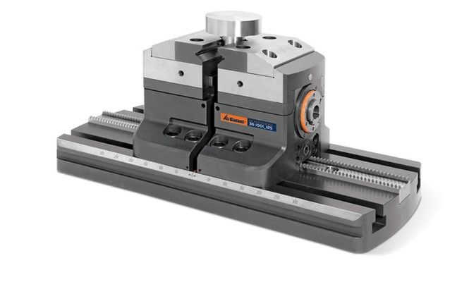 Red Dot Award 2015 - GARANT Hochdruck-Zentrischspanner von Hersteller Hoffmann: Beim Garant Hochdruck-Zentrischspanner handelt es sich um ein flexibles modulares Spannsystem. Das Gesamtsystem besitzt eine extreme Steifigkeit sowie Wiederholgenauigkeit. Ein modulares Spannbackensortiment und die universelle Positionierung auf der Grundschiene machen das Spannsystem variabel und multifunktional. Die Krafteinstellung erfolgt über ein Planetengetriebe mit Rutschkupplung, wodurch nur die gewünschte Spannkraft auf das Werkstück aufgebracht wird.  (Bild: Red Dot)