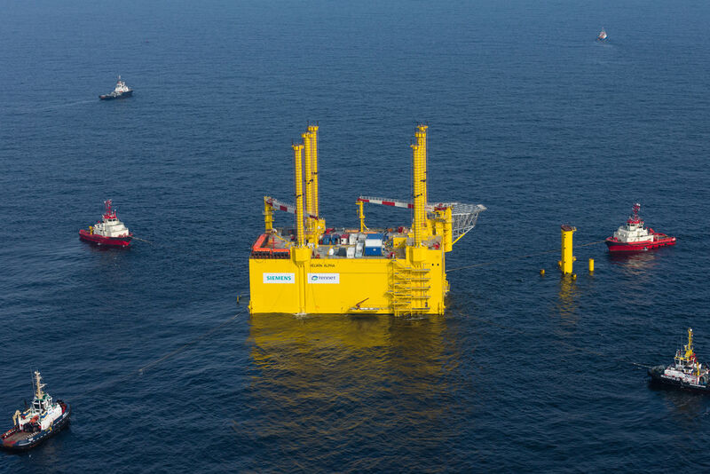 Siemens hat die HelWin1-Offshore-Plattform in der Nordsee installiert und damit die Netzanbindung von den Offshore-Windparks Nordsee Ost und Meerwind weiter vorangetrieben. (Siemens/Ulrich Wirrwa)
