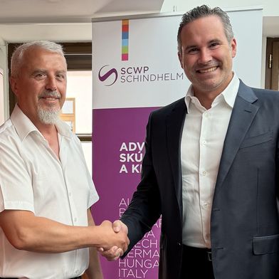 Mario Haidlmair (re.) mit dem Geschäftsführer von TFM Slovakia, Miroslav Kováčik (li.). (Bild: Haidlmair)
