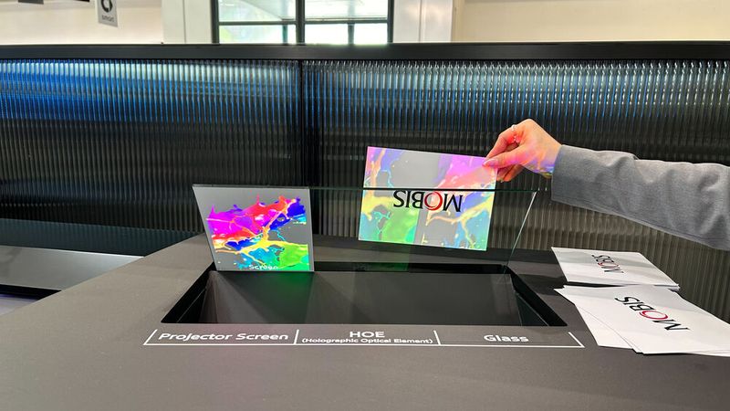 Künftig sollen nicht nur zweidimensionale Bilder in die Frontscheibe projiziert werden – Stichwort Head-up-Display –, sondern ganze Hologramme. Die Folie zwischen den beiden Scheiben des Zwei-Scheiben-Sicherheitsglases soll es möglich machen. Gesehen am Messestand von Mobis, dem zu Hyundai gehörenden koreanischen Zulieferer. (Bild: Diehl – VCG)