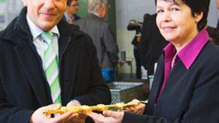 Prokuristin Franziska Aicher überreichte Getrag-Lieferantenbetreuer Dieter Jäger eine vergoldete Schaltwelle. Bild: Aicher (Archiv: Vogel Business Media)