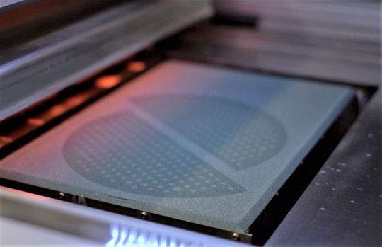 Forscher am Fraunhofer-Institut für Silicatforschung in Würzburg haben aus zwei bestehenden additiven Fertigungsverfahren ein System entwickelt, mit dem man Bauteile aus Keramik drucken kann. Hier ein Blick in den Arbeitsraum. Forscher am Fraunhofer-Institut für Silicatforschung in Würzburg haben aus zwei bestehenden additiven Fertigungsverfahren ein System entwickelt, mit dem man Bauteile aus Keramik drucken kann. Hier ein Blick in den Arbeitsraum.