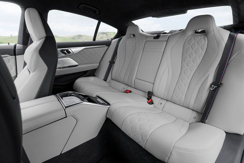 Die Fondpassagiere haben trotz der abfallenden Dachlinien ausreichend Bewegungsspielraum. (Bild: BMW)