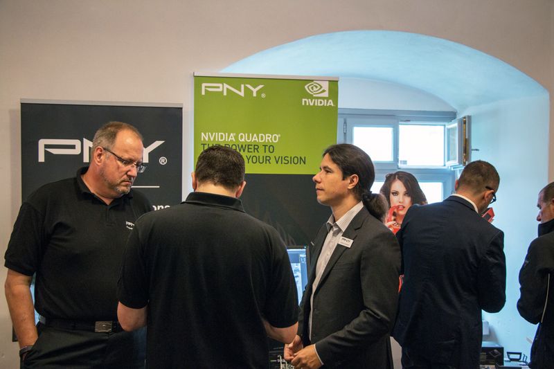 In der Mittagspause blieb genug Zeit, die Ausstellung mit zahlreichen Herstellern der Branche zu besuchen.  (Bild: Extra Computer)