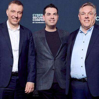 Haben eine strategische Zusammenarbeit vereinbart (v.l.n.r.): Christian Müller, Co-CEO von Schwarz Digits, Daniel Bernard, Chief Business Officer bei CrowdStrike und Rolf Schumann, Co-CEO von Schwarz Digits. (Bild: Schwarz Digits)