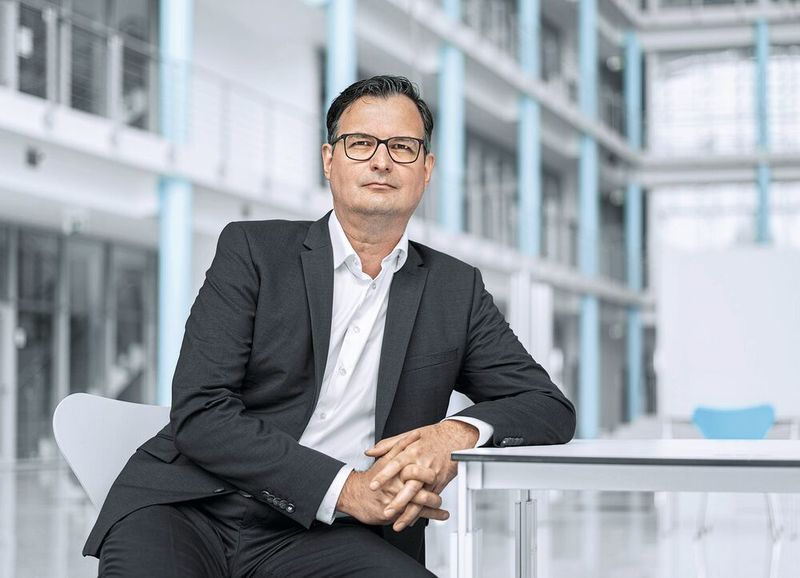 Christian Tarragona, Leiter Robotics bei Festo: „Durch exakte Druckregler in den Gelenken erkennt der Roboter, wenn er berührt wird und reagiert mit entsprechenden Safety-Funktionen.“  (Festo)