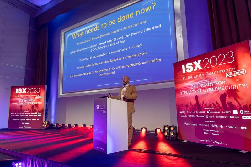 Florian Jörgens (Vorwerk) ließ das Publikum in seiner Keynote „Hacked! 72 hours of a CISOs nightmare“ einen echten Notfallplan durchleben. (Bild: Vogel IT-Akademie)
