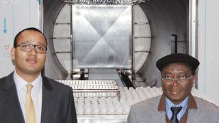 Dr. Dovi-Akué (rechts) und sein Sohn vor dem installierten Sterilisator (Bosch)