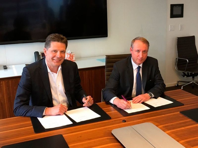 Don Enns (li.), Präsident und CEO Transferra Nanosciences und Jean-Luc Herbeaux, Leiter des Geschäftsgebiets Health Care von Evonik bei der Vertragsunterzeichnung in Vancouver, Kanada. (Evonik)
