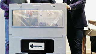 Das Team von JM Separations – John van der Veeken, links, Tom van der Veeken, Mitte, und Mark van Trier, rechts – bedient mit dem Quattro-Mix-Single-Use-Mischsystem eine Nische im Bereich der Mischung von Flüssigkeiten. (Bild: Quattroflow)