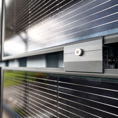 Die Montagelösung Snap Solar ermöglicht eine präzise Befestigung von Photovoltaikmodulen an der Fassade (Building Attached PV) und unterstützt eine reproduzierbare Ausführung unter Baustellenbedingungen.  (Bild: SFS)