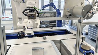 Roboter-Anlage zur automatisierten Demontage von Batterien. (Bild: Shahbaz Tareq Bandesha / Fraunhofer ISC)