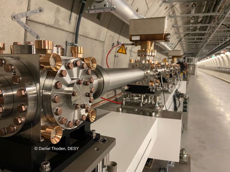 Wakefield Struktur, montiert auf dem Girder aus Nanodure-Beton (Bild: Desy, Daniel Thoden)