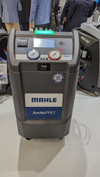 Und auch Mahle zeigte ein neues Servicegerät für das umwetlfreundliche Kältemittel. (Bild: Dominsky – VCG)