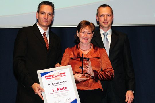 ... und freuen sich mit der Gewinnerin des Women’s Award 2008. (Archiv: Vogel Business Media)