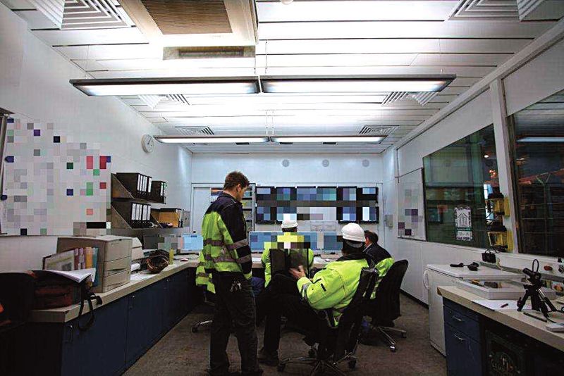 Schaltwarte mit dynamischem Licht, so kann beispielsweise in der Nachtschicht um Mitternacht der Blauanteil erhöht und am Morgen der Rotanteil gesteigert werden (Monitore aus Datenschutzgründen gepixelt).  (Bild: GRP)