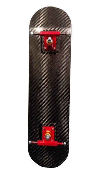 Hier nun das zuvor angesprochene Skateboard aus recycelten CFK-Elementen, das mithilfe des ESTRIM-Liquid-Lay-Down-Prozesses bei Cannon entstanden ist. (Bild: Cannon)