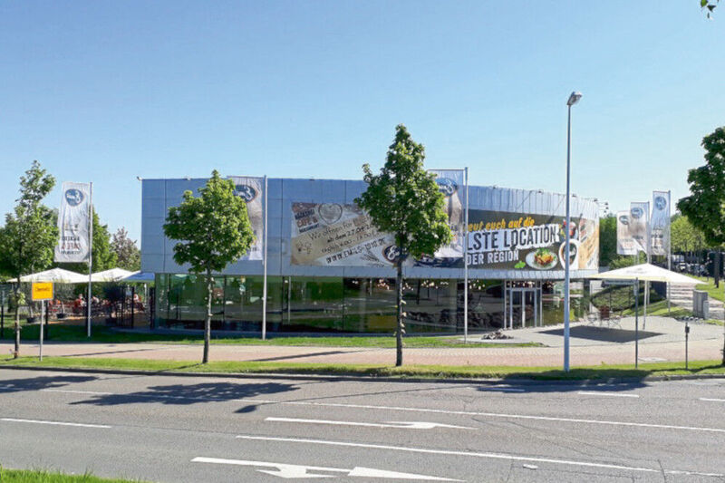 Das ehemalige Chemnitzer Porsche-Autohaus der Kamps-Gruppe ist jetzt eine Showbäckerei. (Emils 1900)