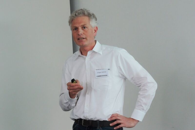 Entwicklungsleiter Jürgen Sollner erklärt, wie Prozessüberwachung bei den Tox-Maschinen möglich gemacht wird. (Stefanie Michel)