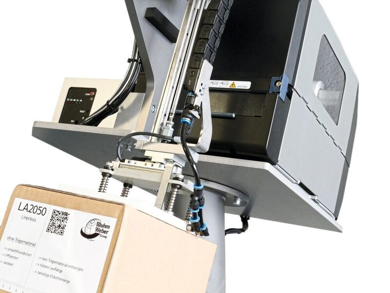 Etikettendruckspender schneidet individuelle Etikettenformate zu. (Bluhm Systeme)
