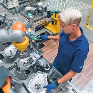 ... ist eine sichere Mensch-Roboter-Kollaboration bereits Alltag in vielen Betrieben.