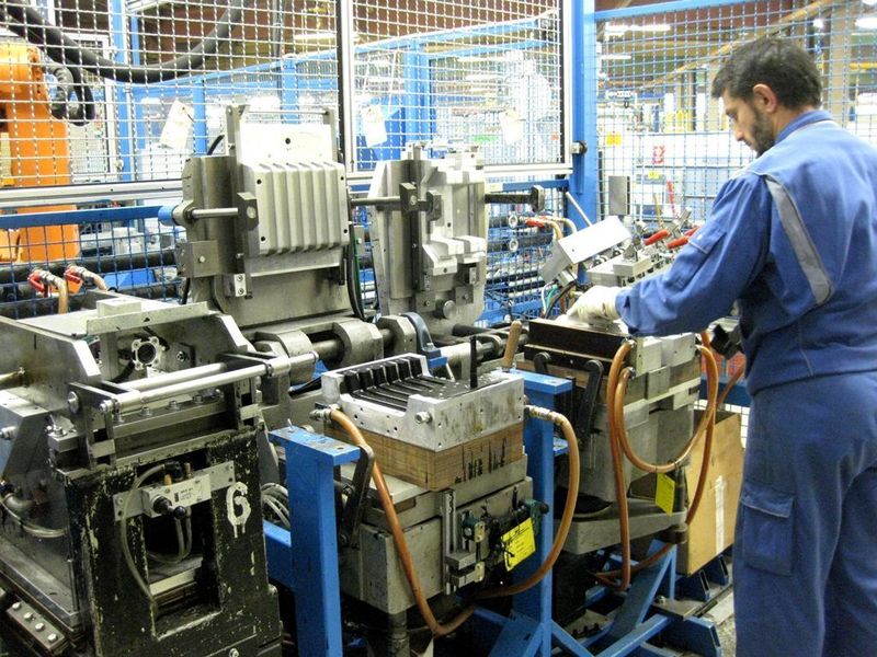 Die fertigen Werkstücke werden entnommen. Bild: de Man (Archiv: Vogel Business Media)