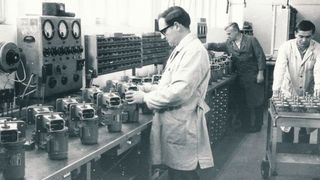 Als die Umsätze im Uhrensegment zurückgingen, stellte das Unternehmen seine Produktion um. 1954 wurden die ersten Doppelschneckengetriebe hergestellt. (SPN Schwaben)