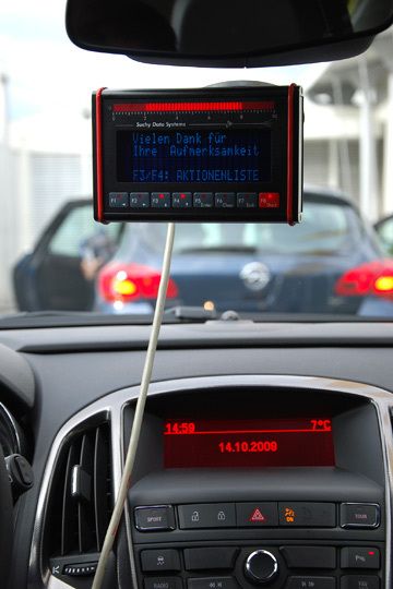 Leider nicht als Sonderausstattung erhältlich: Das Fahrerleitsystem hängt am Diagnosestecker und speichert alle während der Testfahrt vom Auto gelieferten Daten. (Archiv: Vogel Business Media)