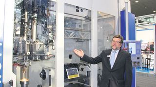 Das Honzentrum Variohone deckt bei Motorzylinderbohrungen alle Losgrößen ab. Bei Prozessverkettung mit dem Feinbohren erschließe diese Entwicklung Rationalisierungseffekte, so Stephan Schaible, Vertriebsleiter bei Nagel. Bild: Kraus (Archiv: Vogel Business Media)