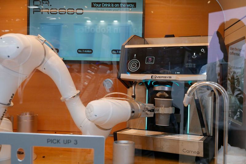 Eine große Rolle spielte bei Doosan die Servicerobotik. Auf der Automatica übernahmen deshalb die Roboter das Kaffeemachen, das Kochen einer Nudelsuppe oder das Zapfen von Bier. (Bild: Sandro Kipar)