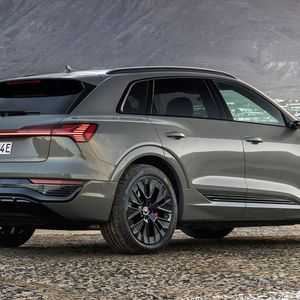 Das neue Modell ist mit 4,92 Metern etwas kürzer als sein Verbrenner-Pendant.(Bild:  Audi)