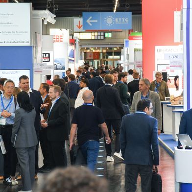 317 Aussteller aus 25 Nationen, 4351 Fachbesucher, 251 Kongressteilnehmer und rund 7000 Messeteilnehmer nutzten die drei Messetage der Sensor+Test, um sich über Trends, Entwicklungen, neue Technologien und Anwendungen auszutauschen. (Bild: AMA Service)