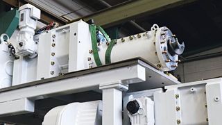 Der Schneckenextruder EVM 160 formt die poröse keramische Masse zu einer Wabenstruktur. Er besteht aus der Zuführschnecke (oben) und der Extruderschnecke (unten) sowie den jeweils erforderlichen Antrieben.  (SEW-Eurodrive)