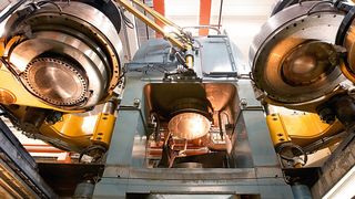 Bild 1: Die HPHT-Presse zum Herstellen von synthetischem Diamant ist in der Lage, 55.000 atm zu generieren. (Bild: Element Six)