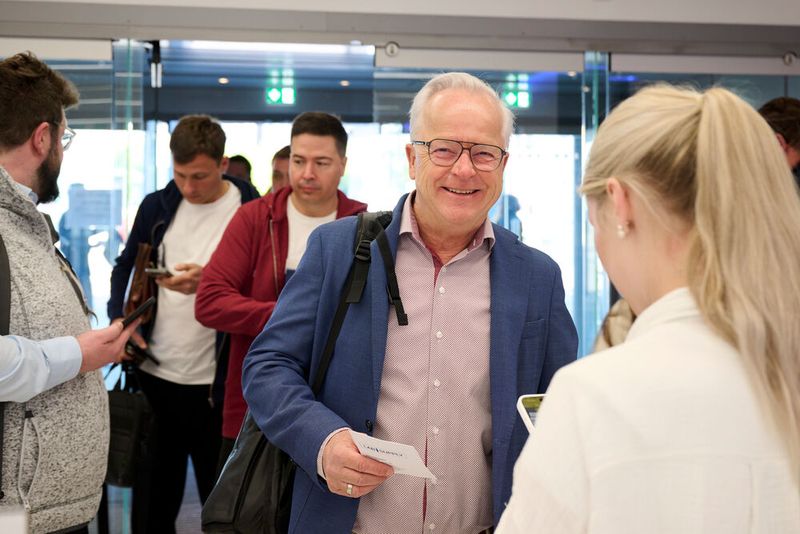 Gut gelaunt, und das schon bei Einlass um 9 Uhr. Am Check-In erhalten die Teilnehmer ihr LAB-SUPPLY-Badge. Einfach Online-Ticket scannen lassen, und der Messetag kann starten.    Mehr Infos zu den kommenden LAB-SUPPLY-Messen finden Sie auf www.lab-supply.info (Bild: EYE AM CHRIS)