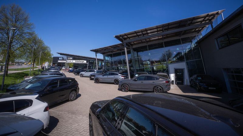 Im Autohaus Unterberger in Rosenheim wurde eine Idee geboren, von der die gesamte Autohausgruppe mit 37 Filialen in Österreich und Deutschland profitiert: Die Datenschutzeinverständniserklärung (EWE) geben Kunden jetzt digital ab. Das spart Ressourcen, wenn die EWEs halbjährlich geprüft werden müssen. (Bild: Jonas Blank)