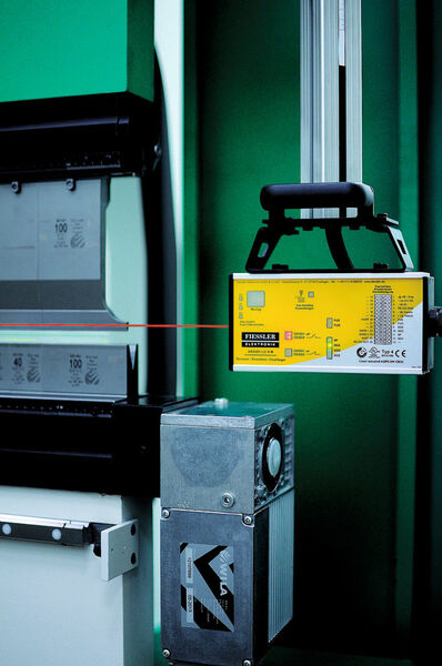 Das Maschinenüberwachungssystem Akas mit Laser-Lichtschranke von Fiessler schützt Mensch und Maschine gleichermaßen. (Bild: Hezinger)