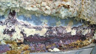 Die Korrosion sitzt unter der Isolierung: Typisches Beispiel ist die fortgeschrittene CUI am Versteifungsring eines Raffinerieturms.  (Bild: Sulzer Metco)