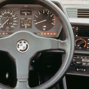 BMW-Chefdesigner Paul Bracq hatte im Innenraum des E24 das mit der im Sommer 1972 vorgestellten ersten 5er-Reihe (E12) eingeführte Designelement des fahrerbezogenen Cockpits weiter verfeinert, bei dem seit Einführung der ersten 3er-Reihe (E21) im August 1975 auch die Bedienelemente und Anzeigen in der Mittelkonsole zum Fahrerplatz hin gedreht sind. Dieses Designelement wurde über 25 Jahre bei allen Serienmodellen (außer dem BMW M1) beibehalten.(Bild:  BMW AG)
