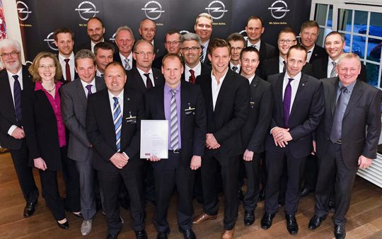 Vertriebschef Jürgen Keller (vorne, 2. v. re.) und Vertriebsvorstand Peter Küspert (vorne, 1. v. re.) beglückwünschten die neuen VLC-Mitglieder – zum Vergrößern bitte klicken.(Foto:  Opel)