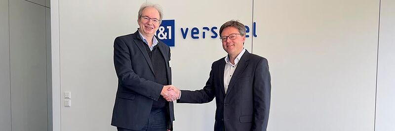 Lancom-Geschäftsführer Ralf Koenzen (links) und 1&1-Versatel-CEO Dr. Sören Trebst bei der Vertragsunterzeichnung.