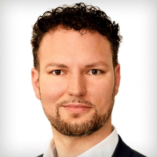 „Hinsichtlich der Aufklärungsarbeit zu neuen KI-generierten Angriffsmethoden gilt es die Mitarbeitenden zu schulen, welche technischen Möglichkeiten Angreifer heute nutzen. Unternehmen tun auch gut daran, vertrauenswürdige Plattformen für die Kommunikation kritischer Themen zu nutzen und über diese internen Tenants die Authentizität der Teilnehmenden sicherzustellen. Bei besonders kritischen Inhalten bieten sich zudem Code-Wörter an oder Rückfragen über einen zweiten Kommunikationskanal.“ – Christoph Schuhwerk, CISO in Residence bei Zscaler (Bild: Zscaler)