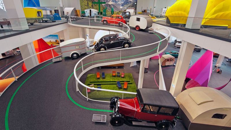 Blick auf den Alpenpass im Erwin-Hymer-Museum. Opel 4 PS, 1,1 Liter mit Sportberger Karawane und VW Käfer mit Sportberger Mehrzweckanhänger   (Bild: Erwin Hymer Museum/ Milla & Partner GmbH / Andreas Keller)