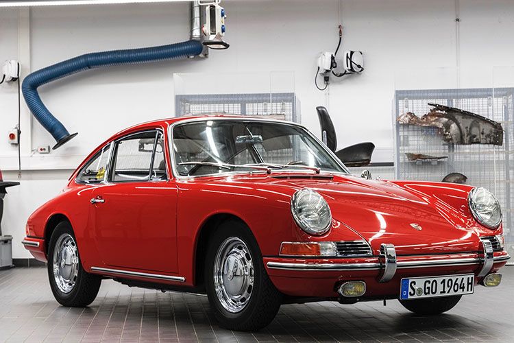 Im Sommer 2017 feierte die Nummer 57 Hochzeit, der Boxermotor nahm seinen angestammten Platz wieder ein. (Porsche)