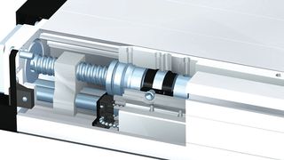Die Basis der Lineareinheiten bilden biegesteife Aluminium-Spezialprofile mit Präzisions-Stahlwellen für die erforderlichen Führungsaufgaben. (Isel Germany)