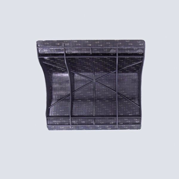 Bild 4: Zur Herstellung des Musterteils wurde ein 1 mm dickes Organoblech aus Endlosfasergelege (0°- und 90°-Faserrichtung) und Thermoplastmatrix verarbeitet. Die Bauteilherstellung erfolgte in vier Schritten (Fibronic-Verfahren). (Bild: HVDH)