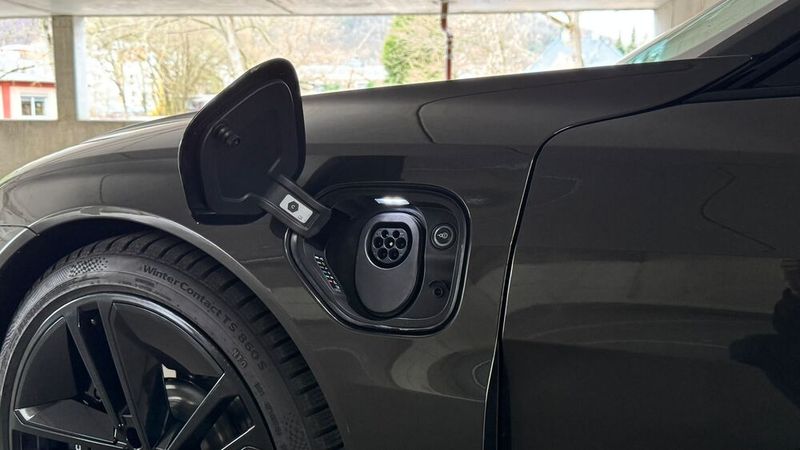 ... als auch auf der linken Seite eine Möglichkeit, um ihn an den Strom zu stecken. (Bild: Schreiner – VCG)