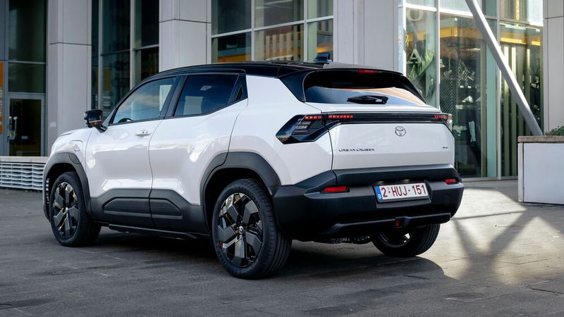 Der markante hintere Stoßfänger ist vor allem in Kombination mit dem schwarz-kontrastierenden Dach ein Hingucker.  (Bild: Jayson Fong)